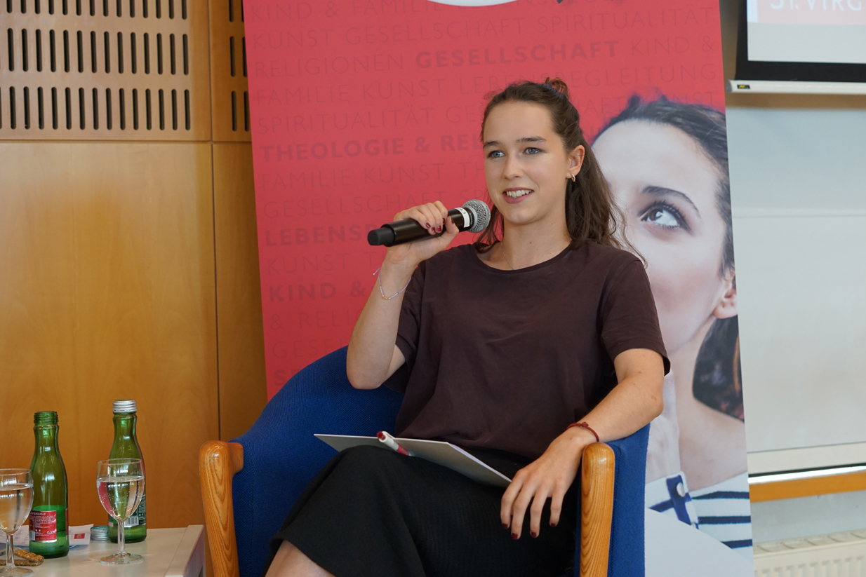 Die Klimaaktivistin Lena Schilling bei der Podiumsdiskussion "Mehr Polarisierung wagen?"