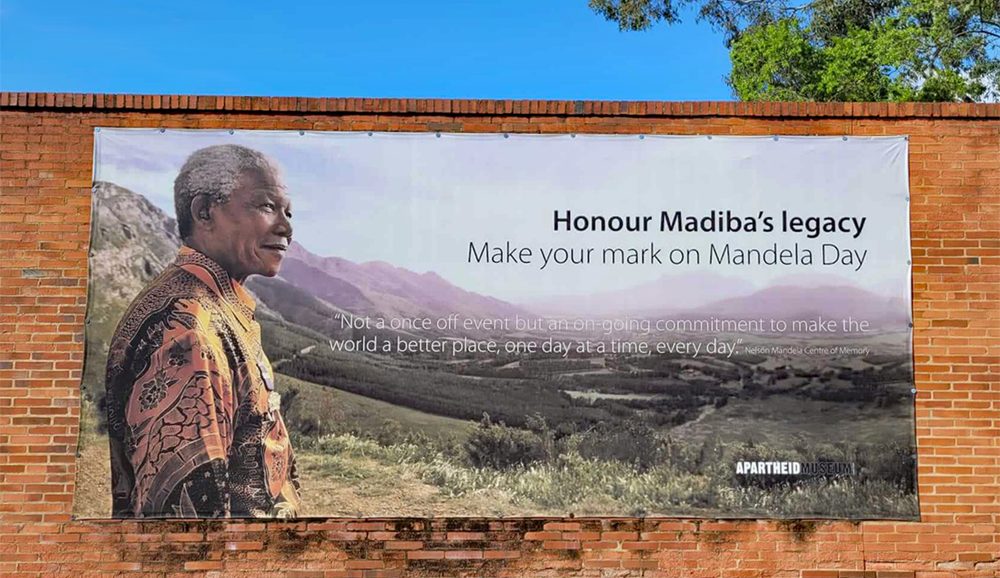 Mandela-Plakat am Apartheid-Museum in Johannesburg, Bild: afrika.info/Martin Sturmer