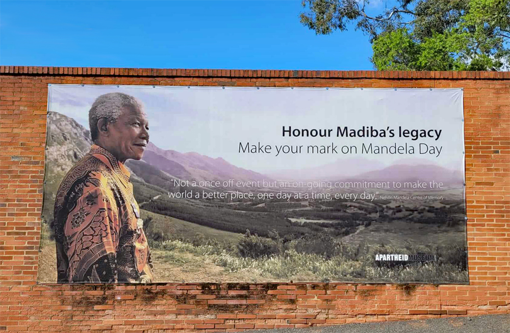 Mandela-Plakat am Apartheid-Museum in Johannesburg, Bild: afrika.info/Martin Sturmer
