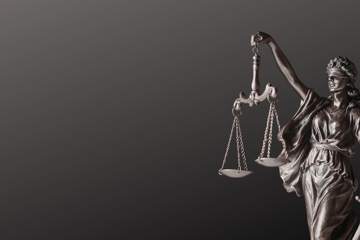 Statue der Justitia als Symbol der Gerechtigkeit - erstellt mit Canva