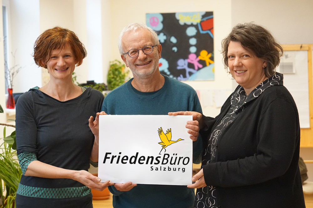Neue und alte Geschäftsführung im Friedensbüro: Elisabeth Kocher, Hans Peter Graß, Barbara Sieberth