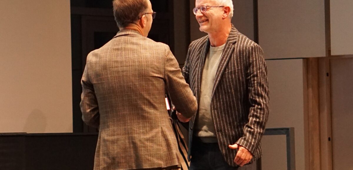 Bernhard Auinger, Bürgermeister der Stadt Salzburg, überreicht den Salzburgpreis an Hans Peter Graß.