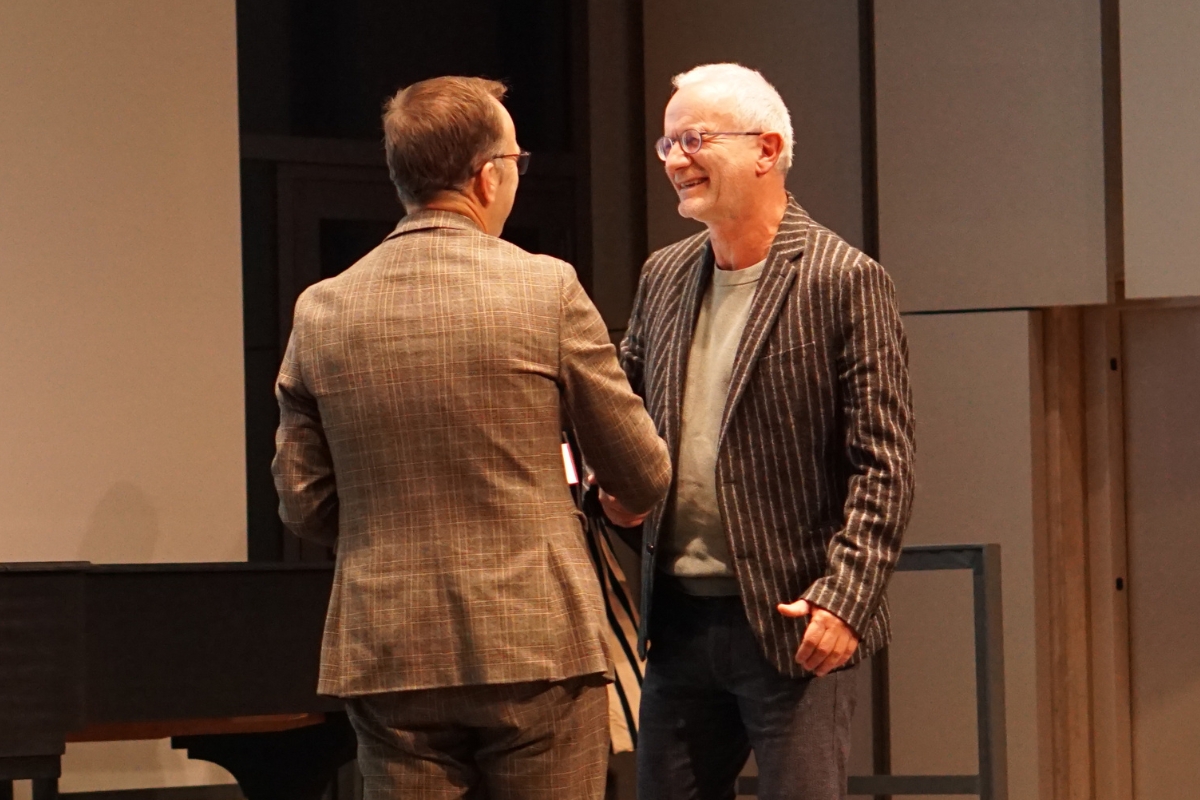 Bernhard Auinger, Bürgermeister der Stadt Salzburg, überreicht den Salzburgpreis an Hans Peter Graß.