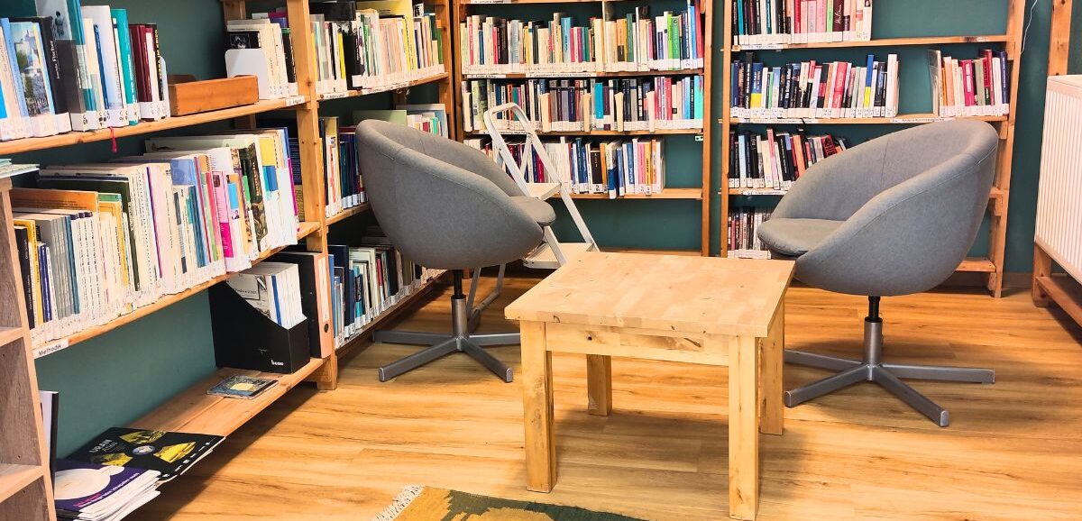 Blick in die Friedensbüro-Bibliothek