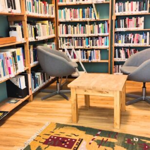 Blick in die Friedensbüro-Bibliothek