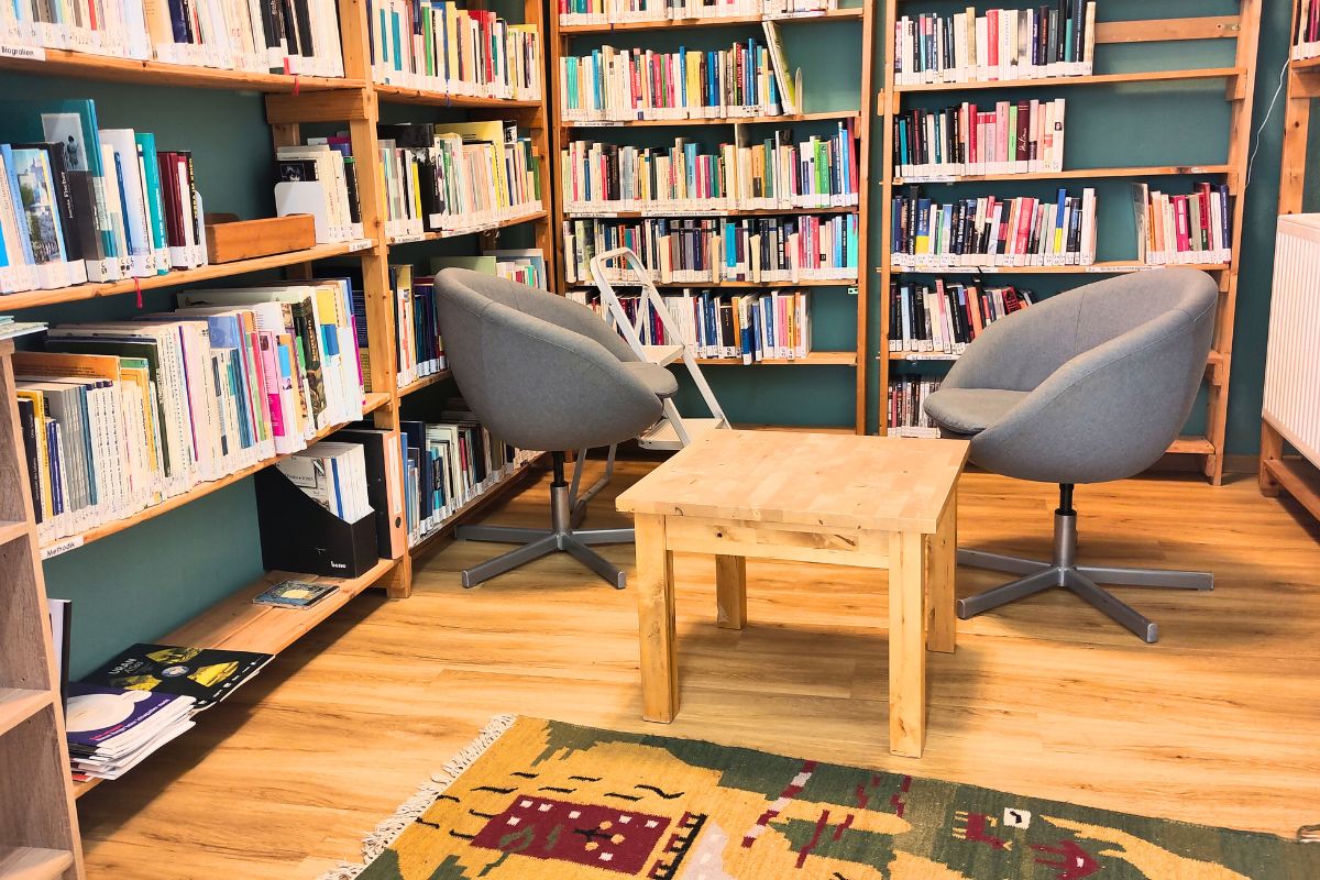 Blick in die Friedensbüro-Bibliothek