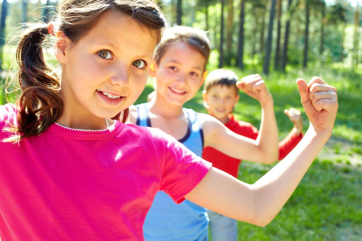 Kinder mit starker Klassengemeinschaft in der Volksschule