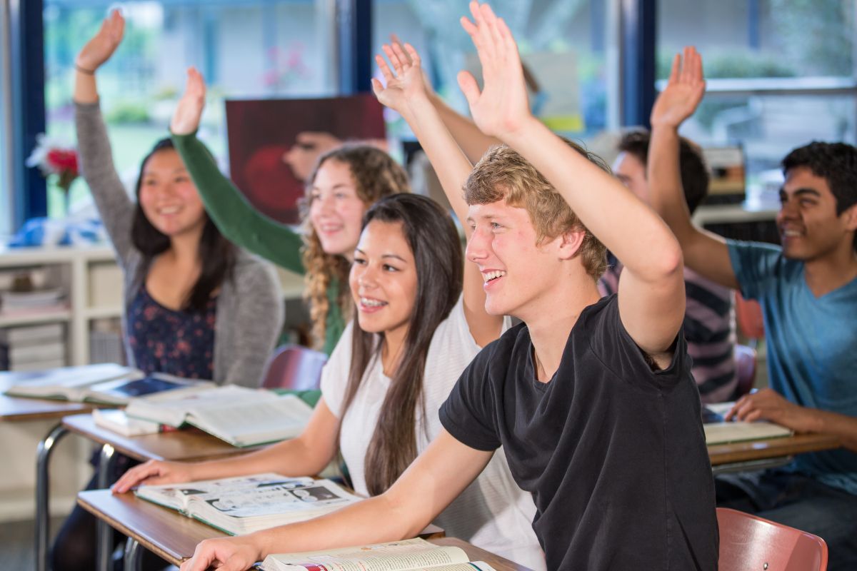 Begeisterte Schüler*innen in einer Klasse der Schule er Sekundarstufe