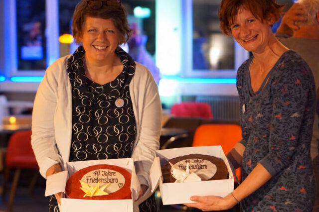 Barbara Sieberth und Elisabeth Kocher, Geschäftsführerinnen im Friedensbüro, präsentieren die Geburtstagstorten