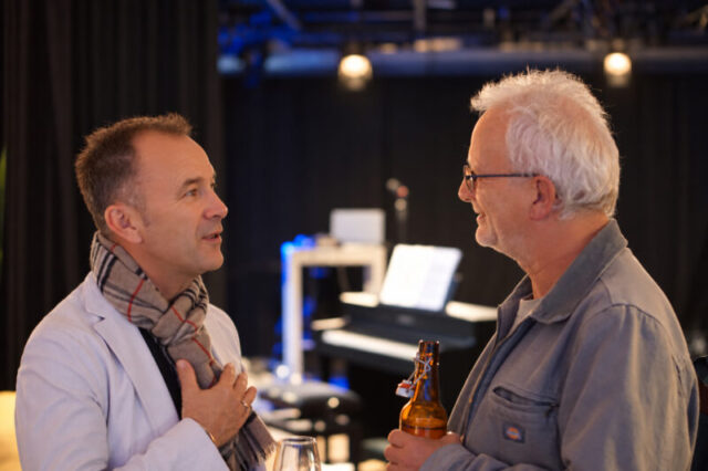 Bürgermeister Bernhard Auinger im Gespräch mit Hans Peter Graß, Senior Adviser des Friedensbüros