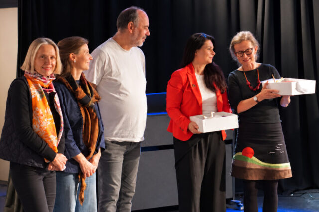 Der Friedensbüro Vorstand mit Claudia Winklhofer, Mascha Horngacher, Eckhart Falkensteiner, Daniela Molzbichler und Christa Wieland.