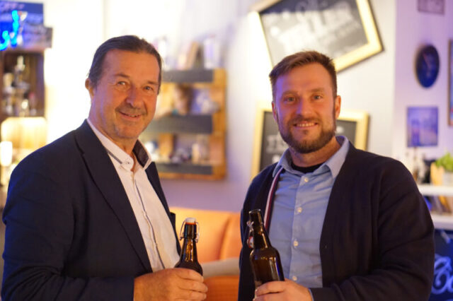 Hans Holzinger, Beitratsmitglied im Friedensbüro, mit dem Friedensforscher Josef Mühlbauer, Universität Graz