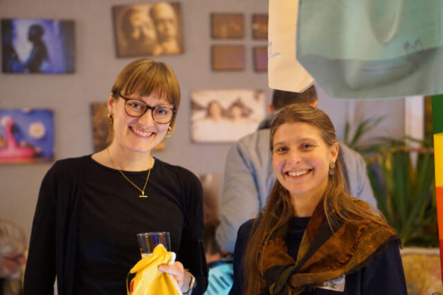 Juliana Krohn, Mitarbeiterin im Friedensbüro, und Mascha Horngacher, Vorstandsmitglied im Friedensbüro
