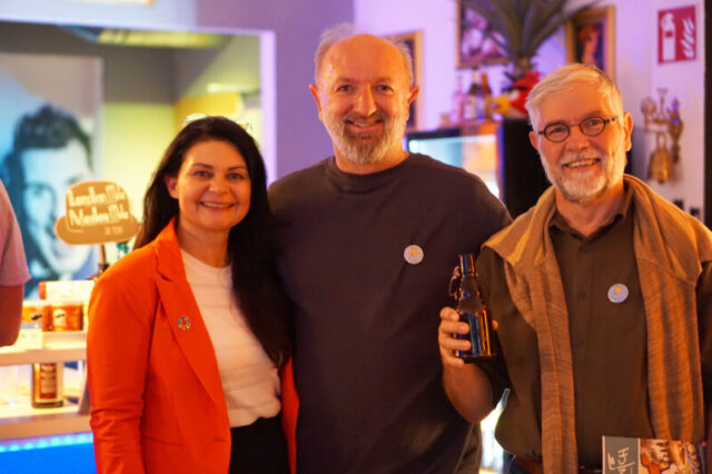 Vorstandsmitglied Daniela Molzbichler mit Martin Sturmer (Kommunikation Friedensbüro) und Friedensbüro-Kooperationspartner Georg Haigermoser
