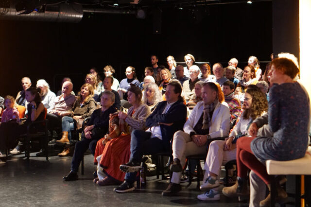 Publikum beim Festakt zu 40 Jahre Friedensbüro im OFF Theater