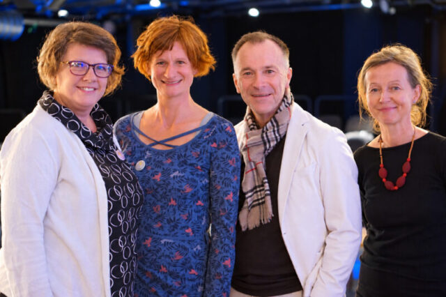Die Friedensbüro-Geschäftsführerinnen Barbara Sieberth und Elisabeth Kocher mit Salzburgs Bürgermeister Bernhard Auinger und Friedensbüro-Obfrau Christa Wieland