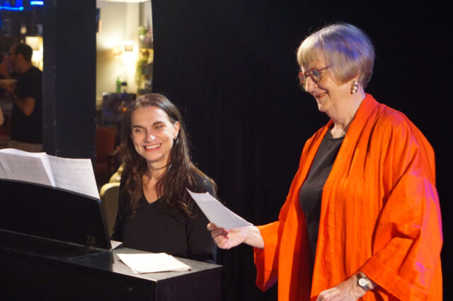 Yella Schwarzer und Christa Renoldner begleiteten den Abend mit Friedensliedern.